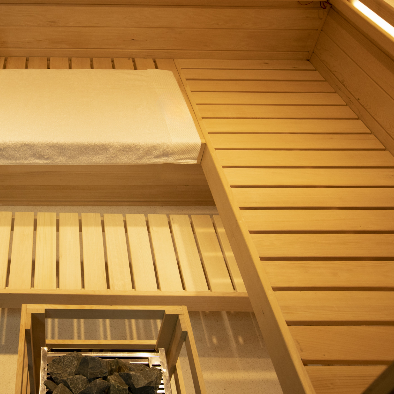 Samsora 704SH interior therapy features - Canadian hemlock interior with collagen-boosting red light ambiance, ergonomic seating layout and ionized air technology for respiratory wellness